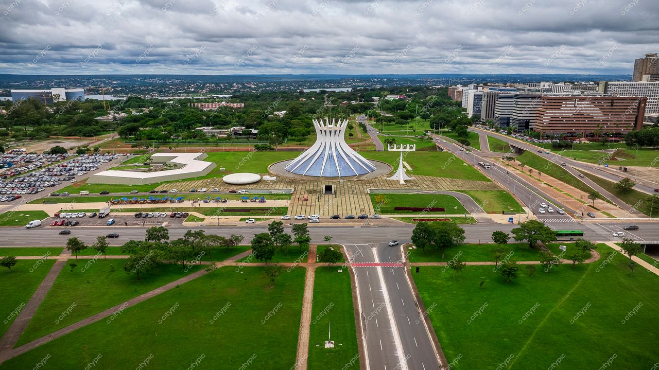 Brasília, Brasil: Vista aérea da icônica Catedral Metropolitana de Oscar Niemeyer