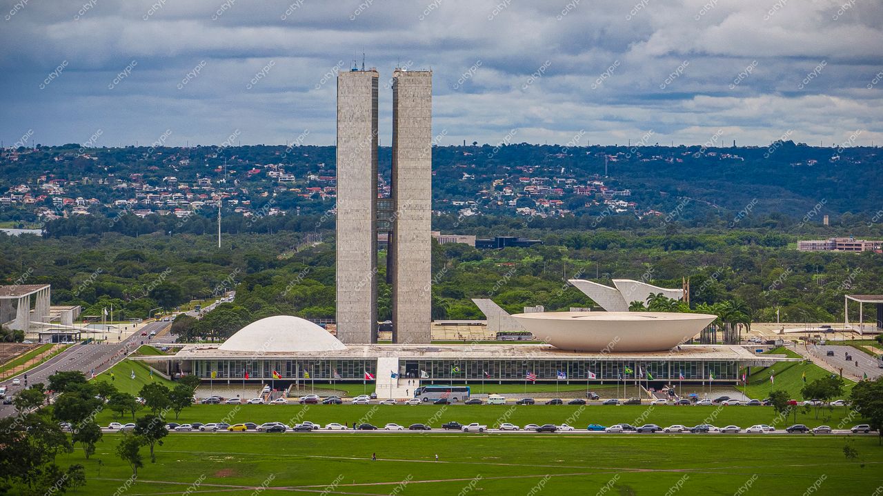 Brasília, DF: Congresso Nacional sob o céu dramático de Oscar Niemeyer