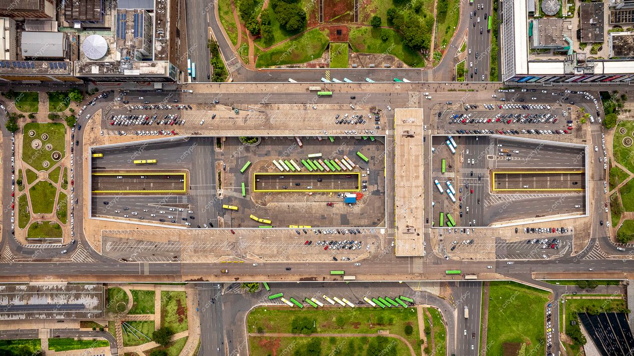 Brasília: Vista aérea do moderno terminal de ônibus e complexo viário da capital brasileira