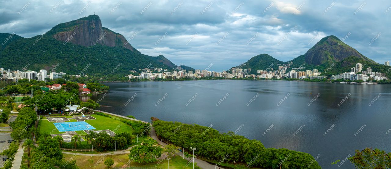Lagoa Rodrigo de Freitas: Panorama do Morro do Pão de Açúcar e Morro da Urca no Rio de Janeiro, Brasil