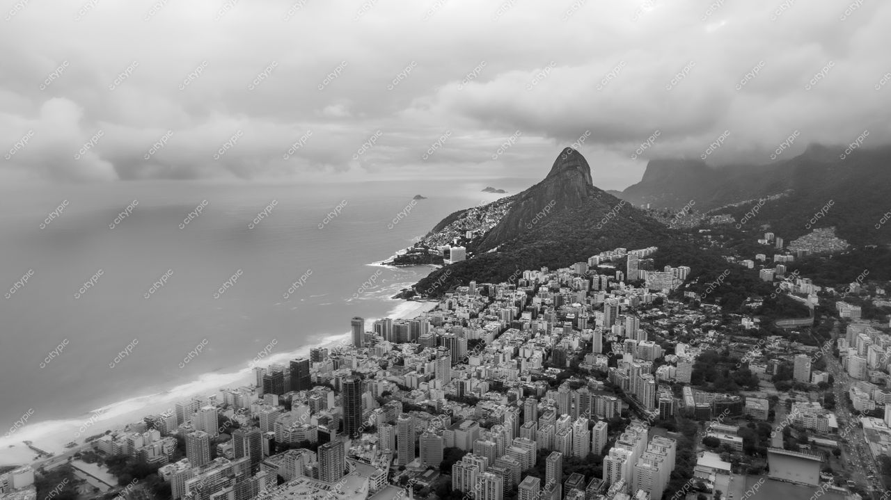 Lagoa no Rio de Janeiro: Vista panorâmica em preto e branco destacando o Pão de Açúcar ao fundo
