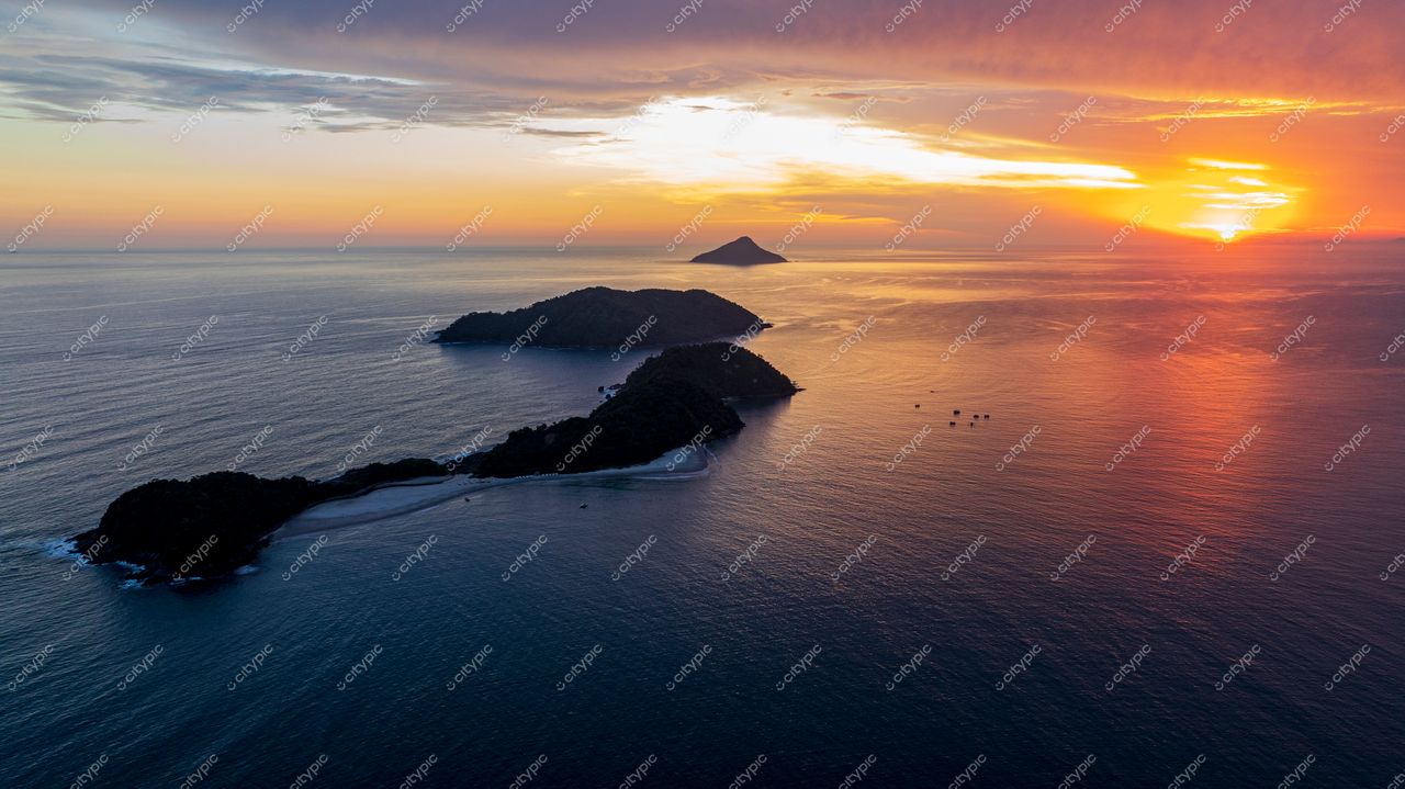 Barra do Sahy, São Sebastião: O esplendor do entardecer na costa paulista