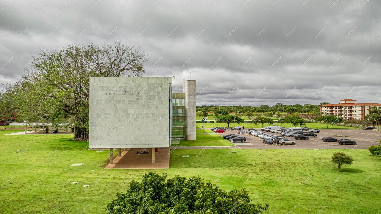 Brasília, DF: Edifício contemporâneo em meio à natureza harmoniosa
