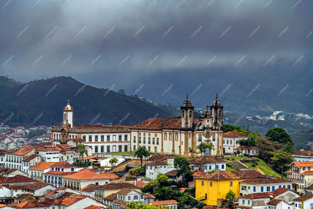 Ouro Preto, Minas Gerais: Vista panorâmica da cidade histórica com arquitetura barroca e paisagem montanhosa
