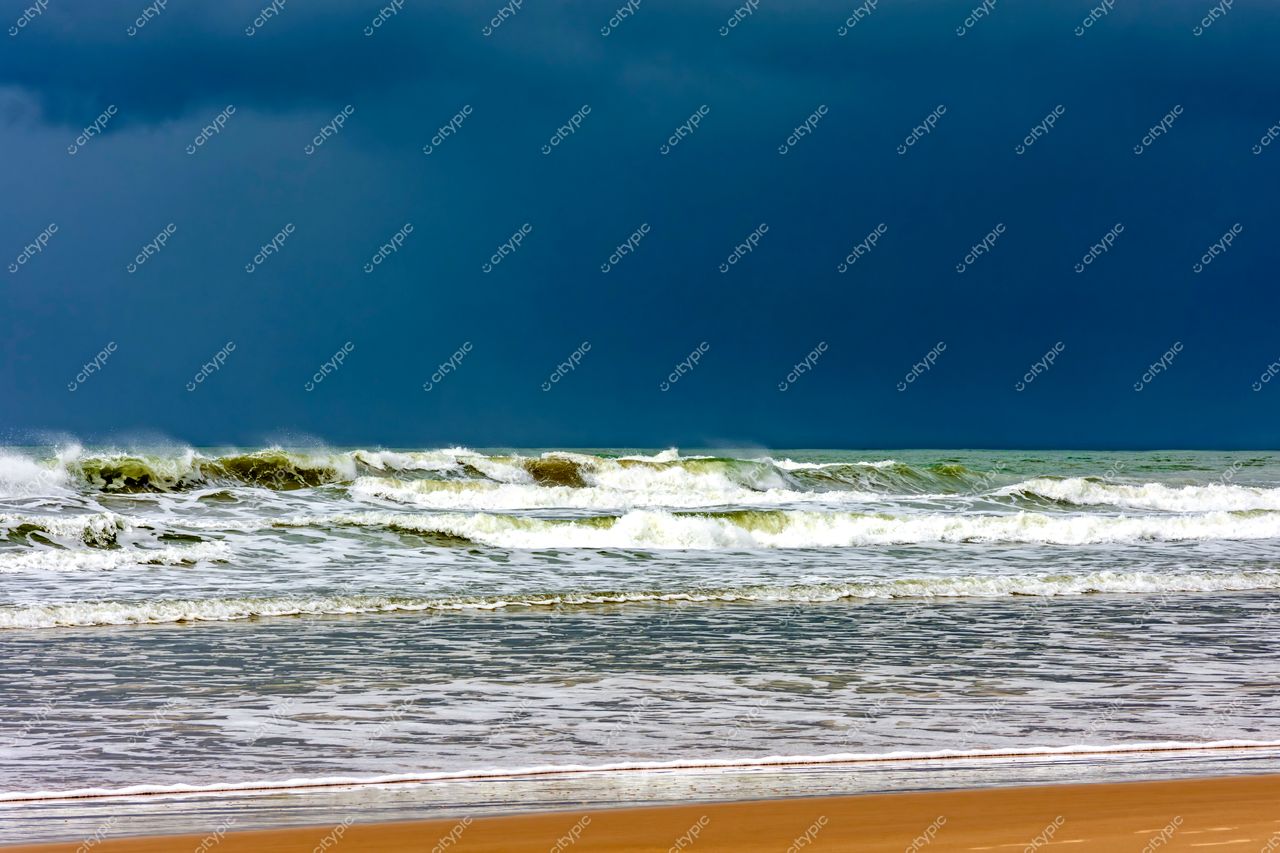 Uruçuca, Bahia: O poder e a beleza selvagem do litoral em tempestade