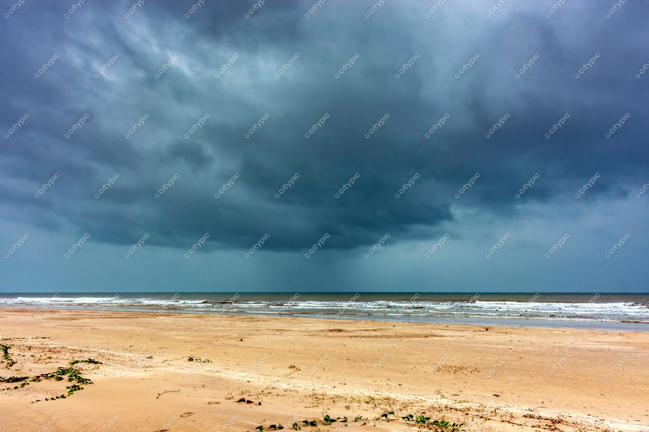 Uruçuca, Bahia: Praia sob um céu dramático e nublado