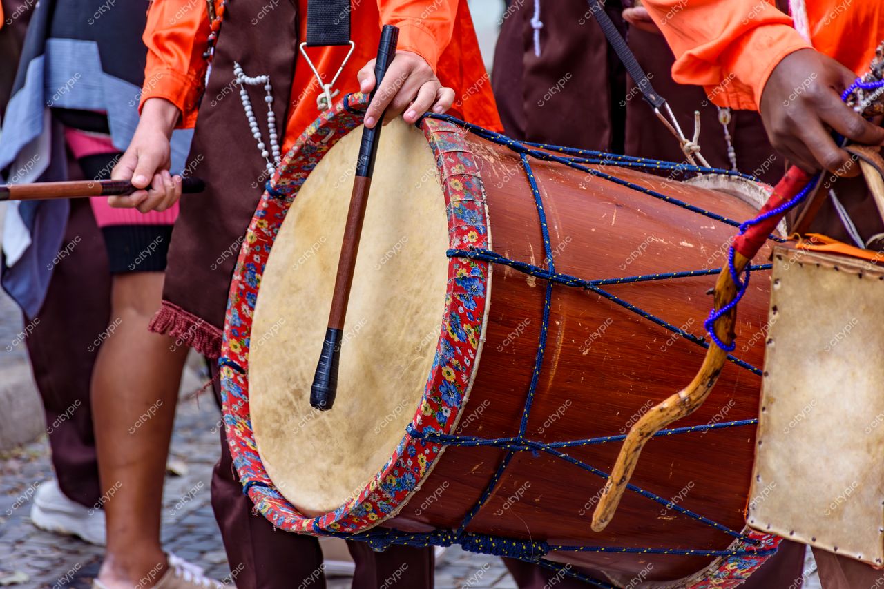 Tamborada Vibrante: Apresentação Cultural nas Ruas de Belo Horizonte, Minas Gerais