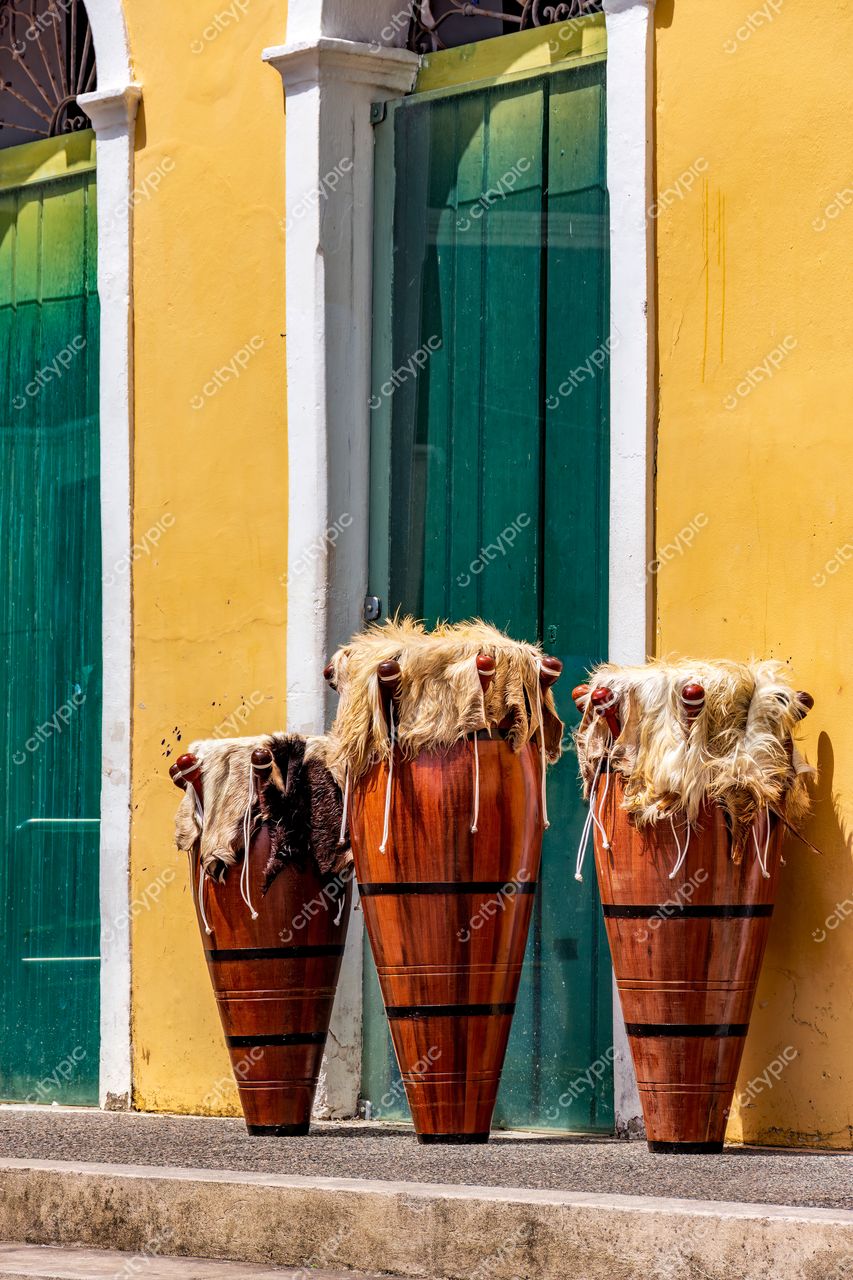 Pelourinho, Salvador, Bahia: Tambores de madeira e portas verdes