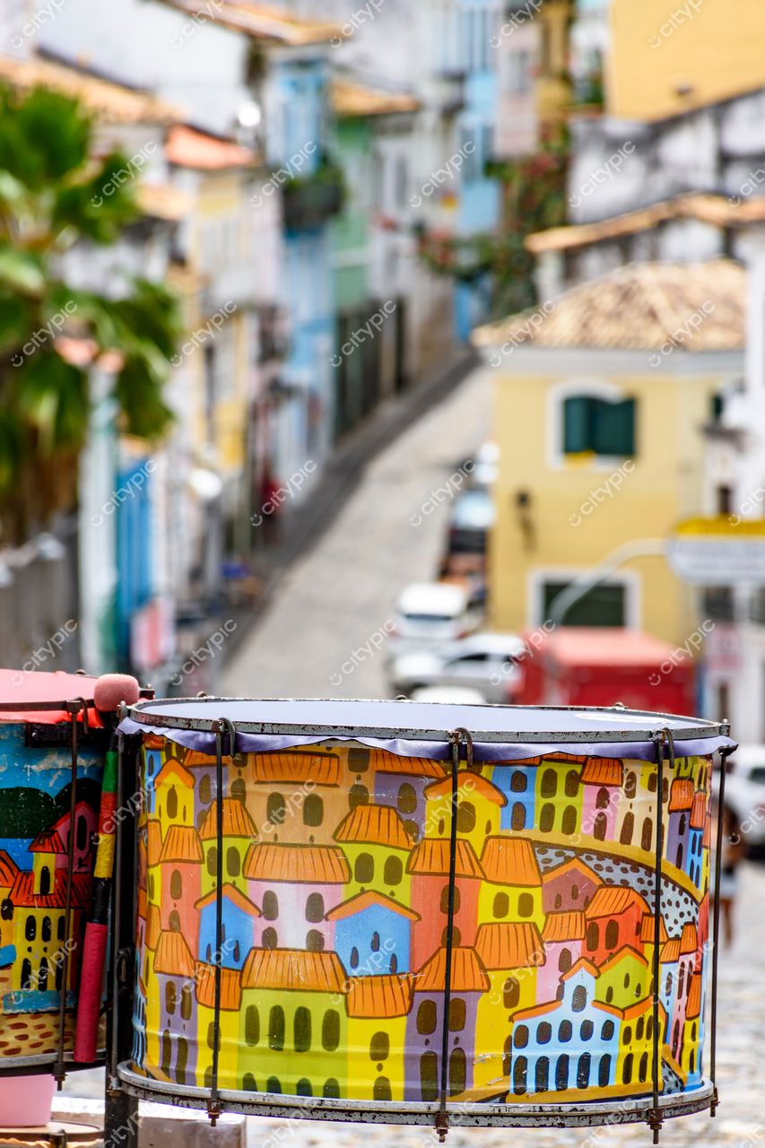 Pelourinho, Salvador: Tambor decorado com casas coloridas em meio à riqueza cultural da cidade
