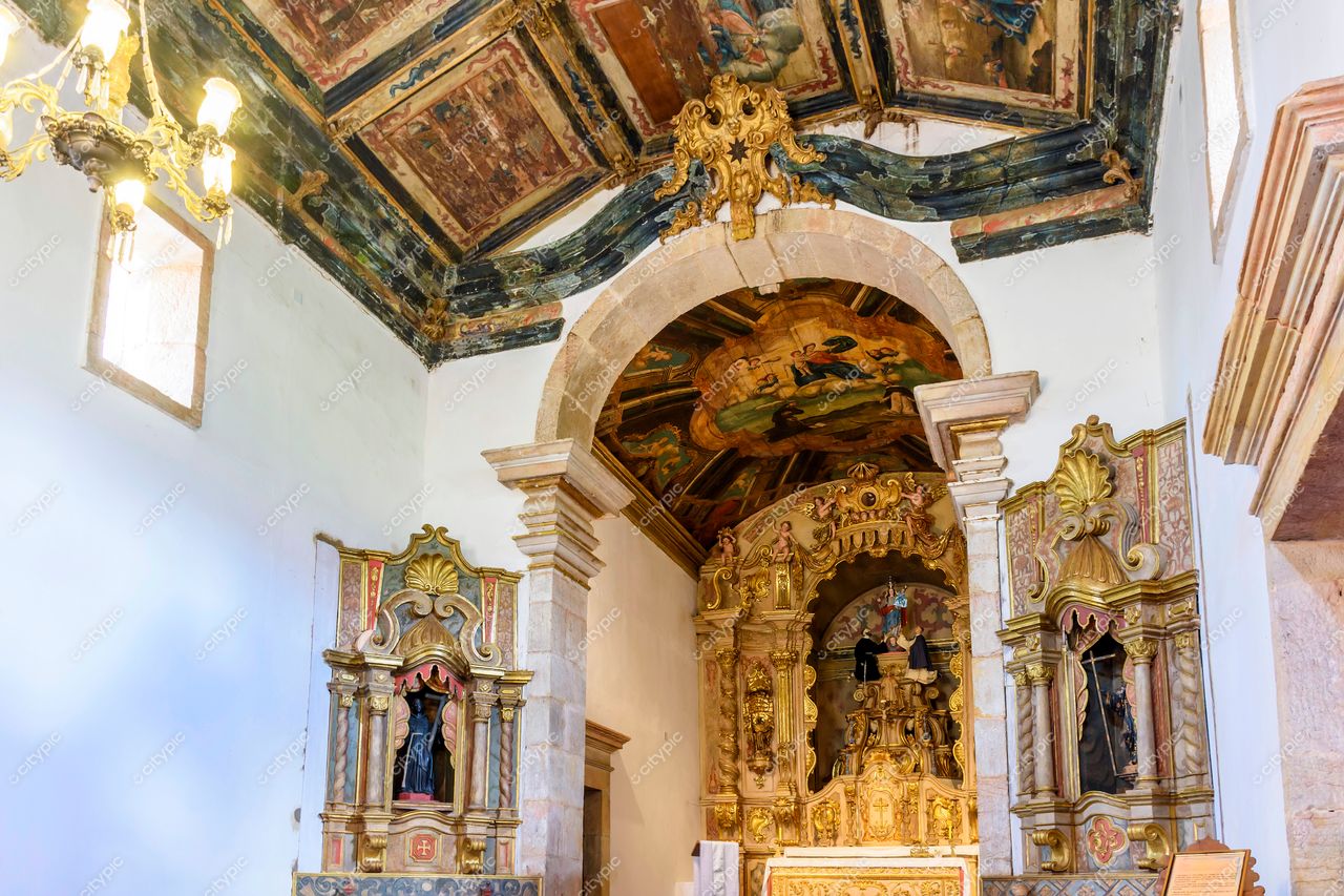Tiradentes, Minas Gerais: Interior deslumbrante de uma igreja histórica