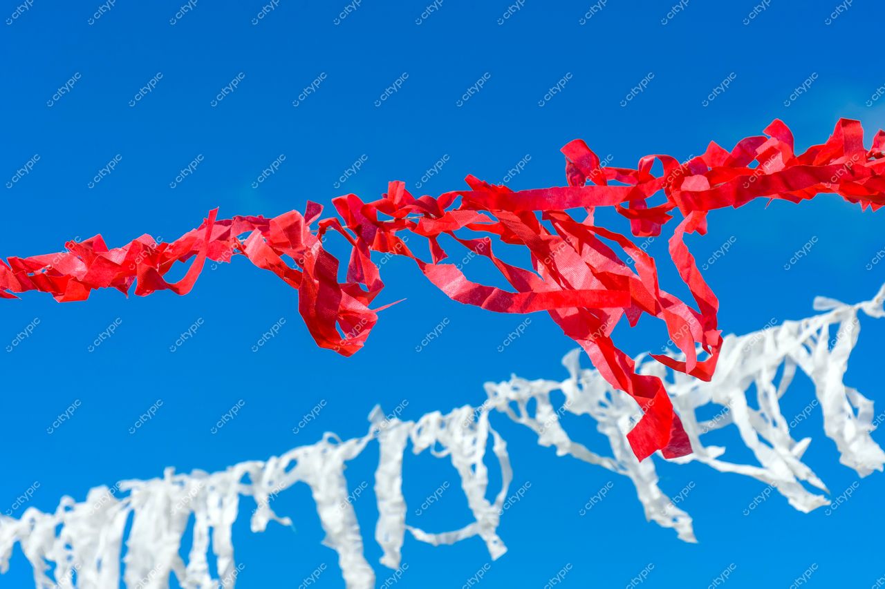 Céu azul e fitas coloridas: alegria e festividade ao ar livre