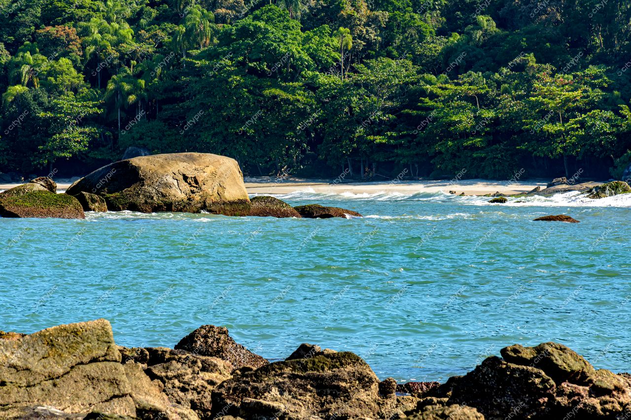Guarujá, São Paulo: Paisagem Costeira de Beleza Natural e Tranquilidade