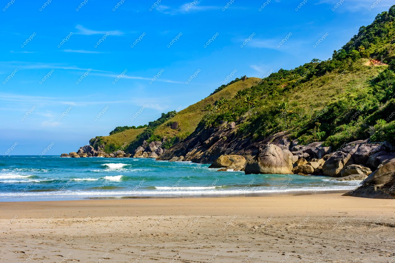 Praia Paradisíaca em Ilhabela, São Paulo: Conexão com a Natureza e Relaxamento no Litoral Brasileiro