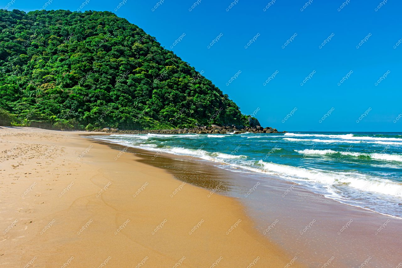 Guarujá, São Paulo, Brasil: Vista deslumbrante da praia com areia dourada e mar azul vibrante