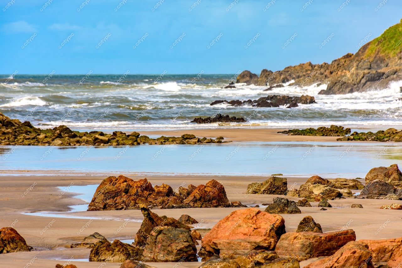 Uruçuca, Bahia: A serenidade das rochas coloridas à beira-mar