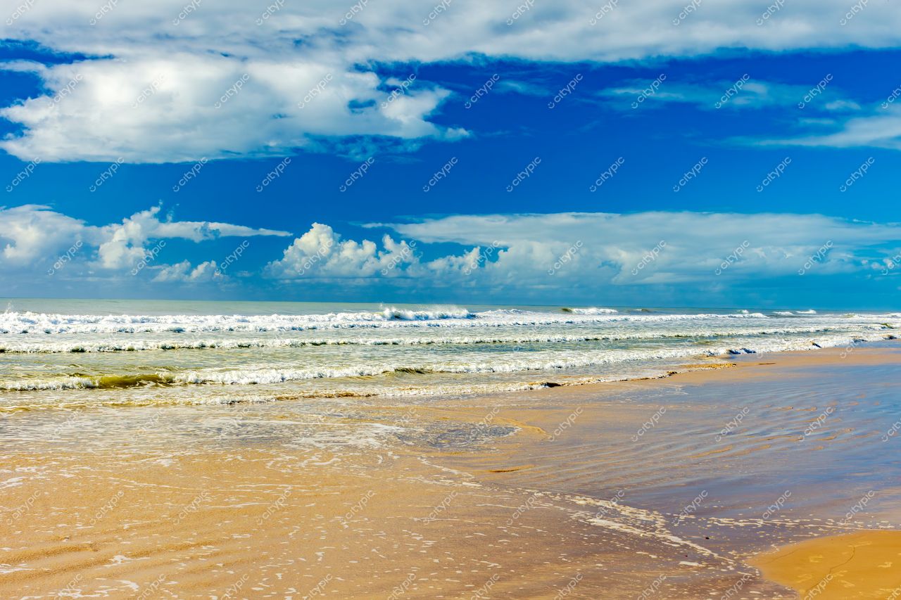 Uruçuca, Bahia: Cena Serena de Praia com Mar Azul e Céu Nublado