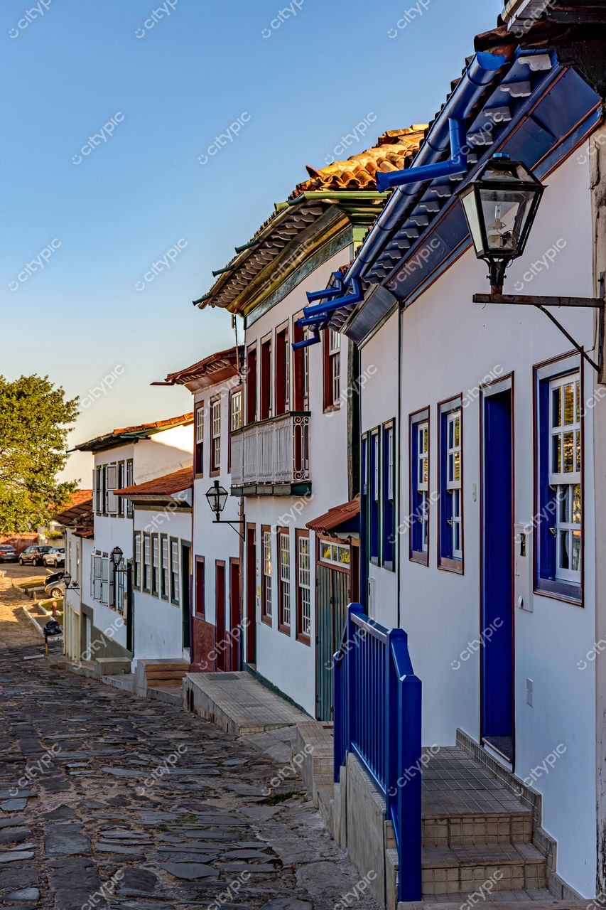 Diamantina, Minas Gerais: Rua colonial com fachadas brancas e detalhes azuis
