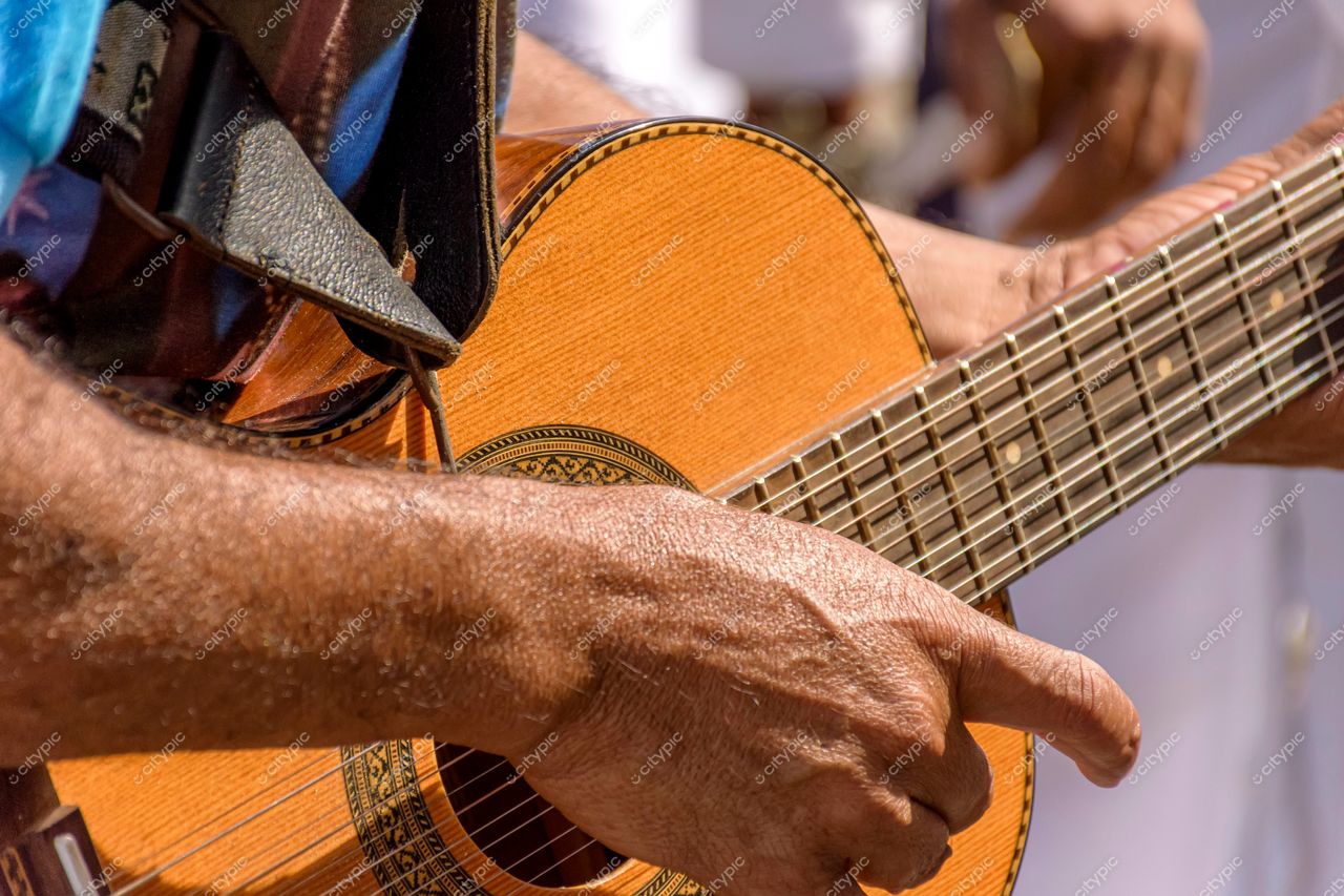 Harmonia enrugada: a paixão pela música em cada corda do violão