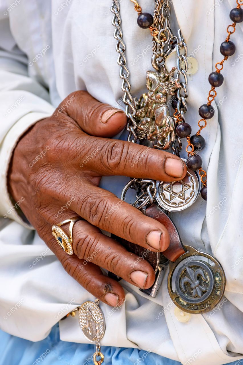 Joias e Cultura: Mão adornada com acessórios em Belo Horizonte, Minas Gerais, Brasil