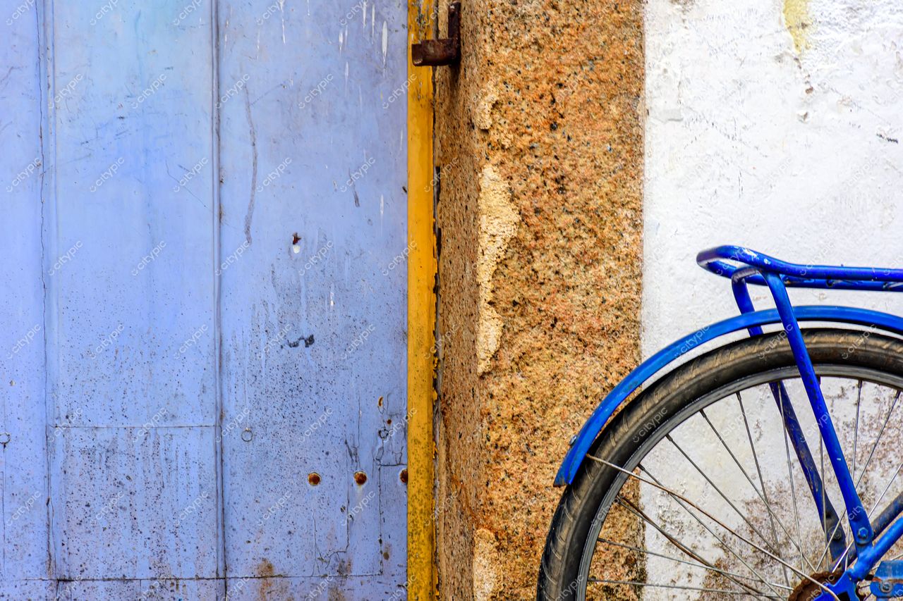 Paraty, Rio de Janeiro: A encantadora esquina com bicicleta azul e parede de pedra