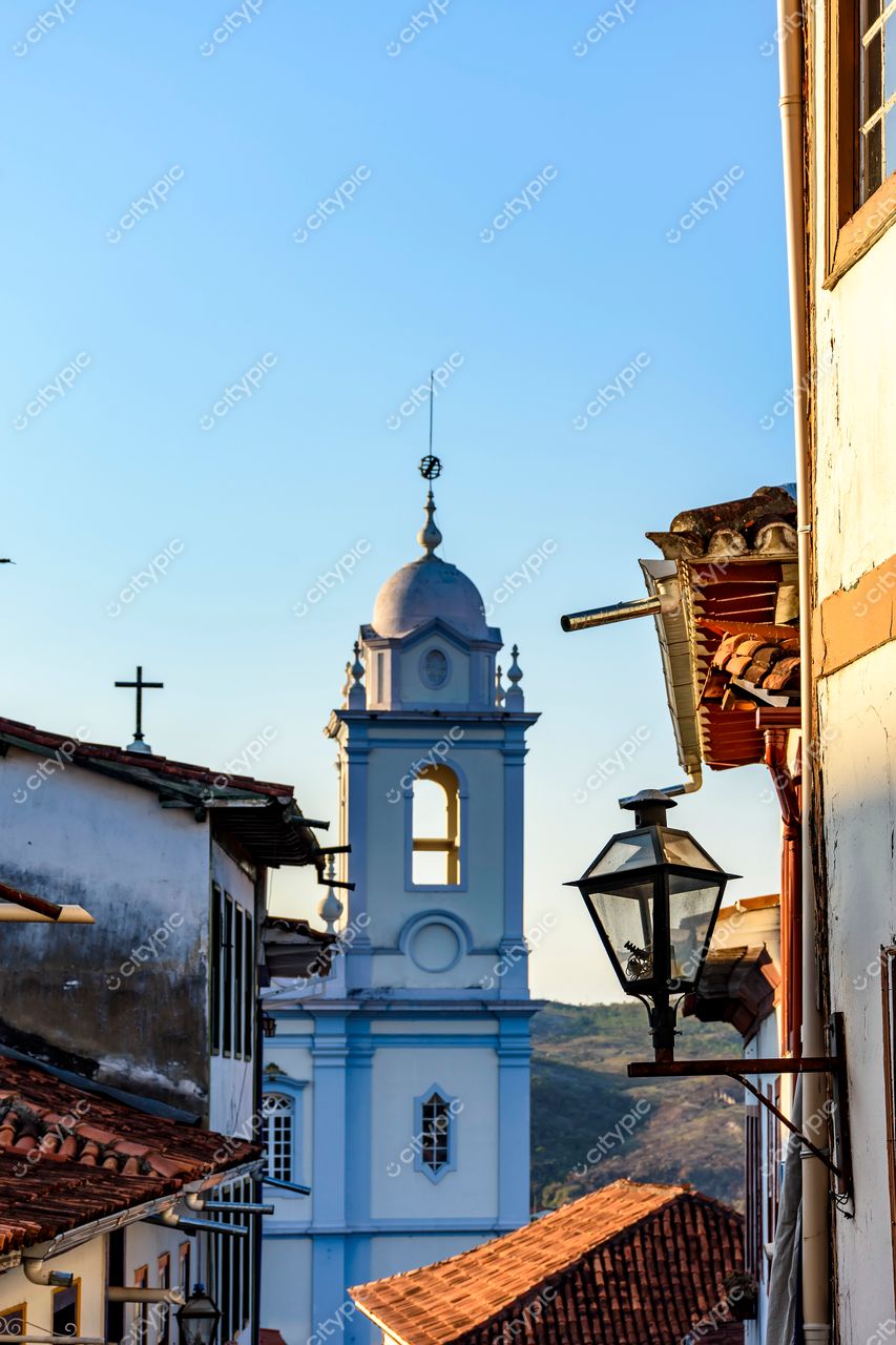 Diamantina, Minas Gerais: A imponente torre da igreja e a arquitetura colonial em destaque