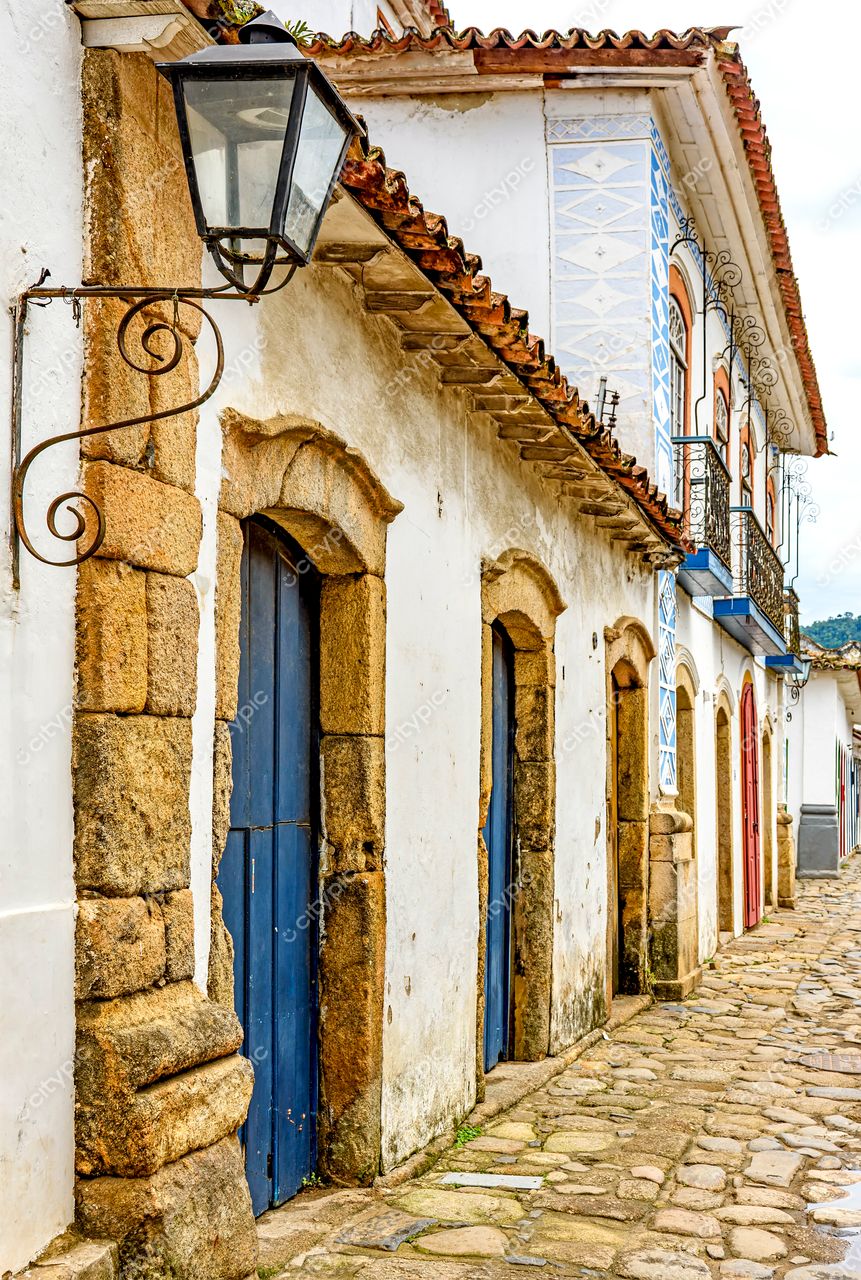 Paraty, Rio de Janeiro: Rua colonial com fachadas brancas e portas azuis