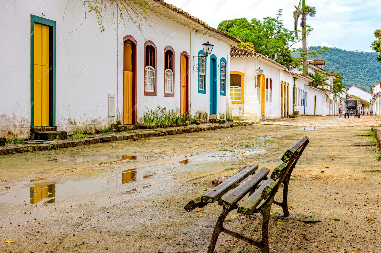 Paraty, Rio de Janeiro: Rua charmosa com casas históricas e natureza exuberante