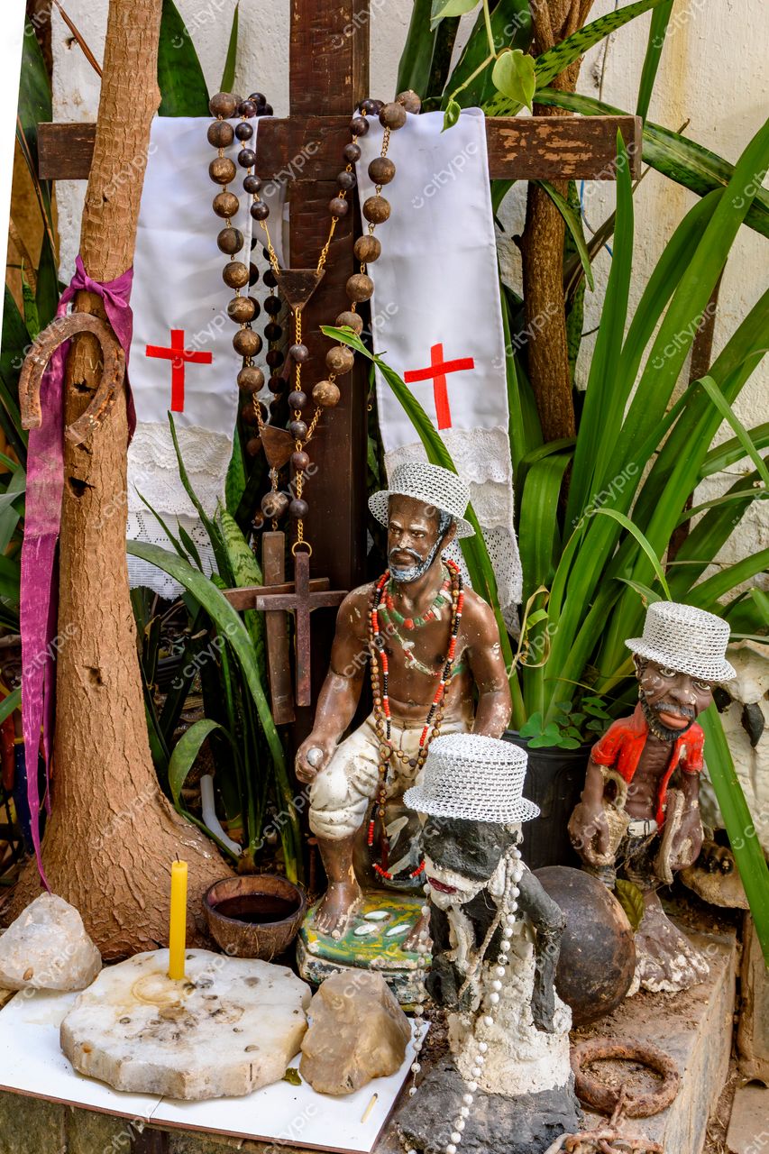Altar de fusão religiosa em Locais Diversos, Belo Horizonte, Minas Gerais: Cruz de madeira e elementos devocionais vibrantes