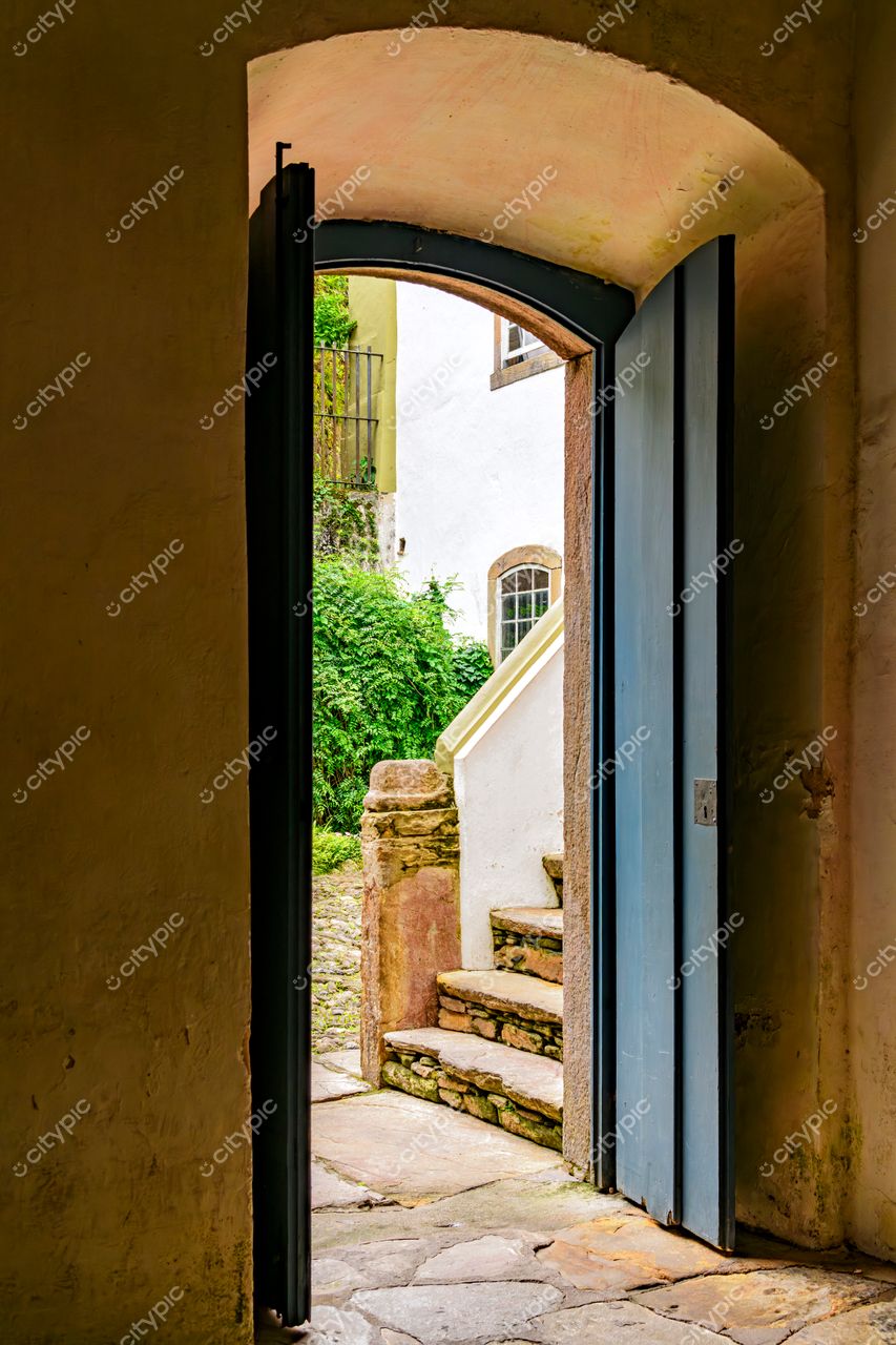 Ouro Preto, Minas Gerais: Porta colonial aberta para o verde e a história