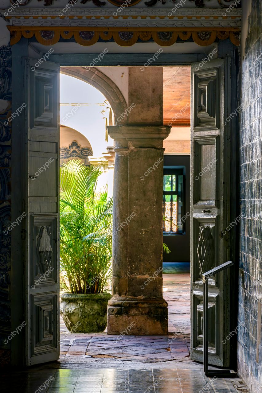 Locais Diversos: Interior Histórico em Olinda, Pernambuco, Brasil – Portas de Madeira, Azulejos Decorativos e Charme Antigo