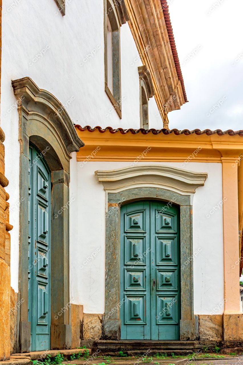 Mariana, Minas Gerais: Fachada colonial com portas de madeira verde