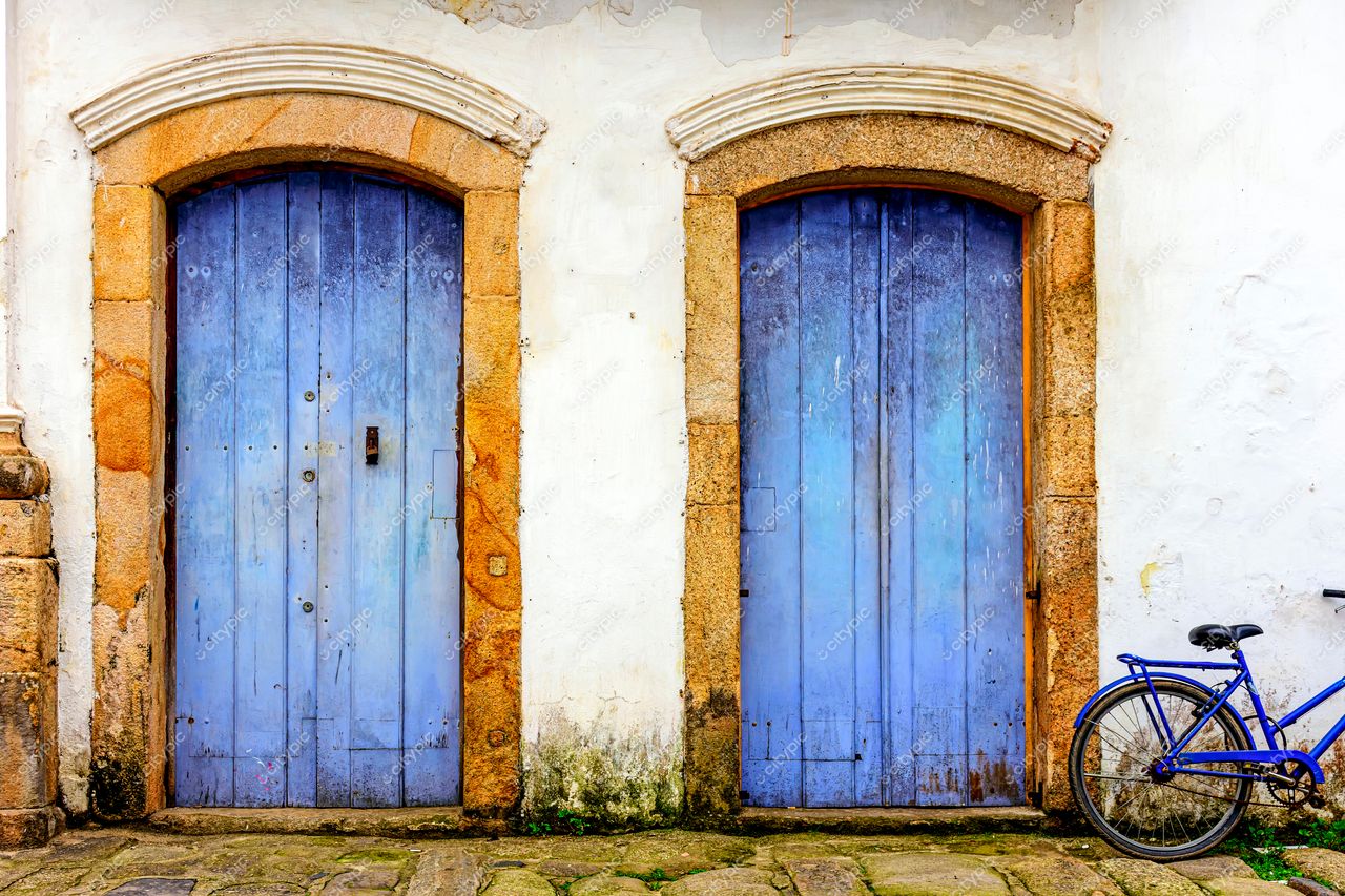 Paraty, Rio de Janeiro: Fachada charmosa com portas azuis e bicicleta vintage