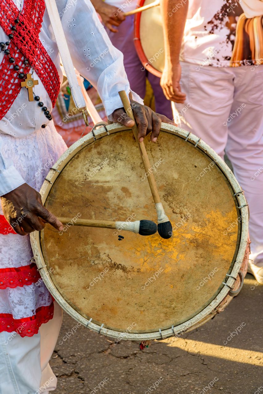 Celebração Cultural em Belo Horizonte: Músico tocando tambor em festividade vibrante