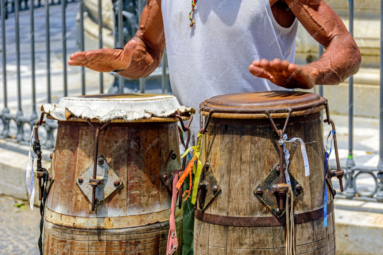 Pelourinho, Salvador: Músico tocando congas – A essência da música afro-brasileira