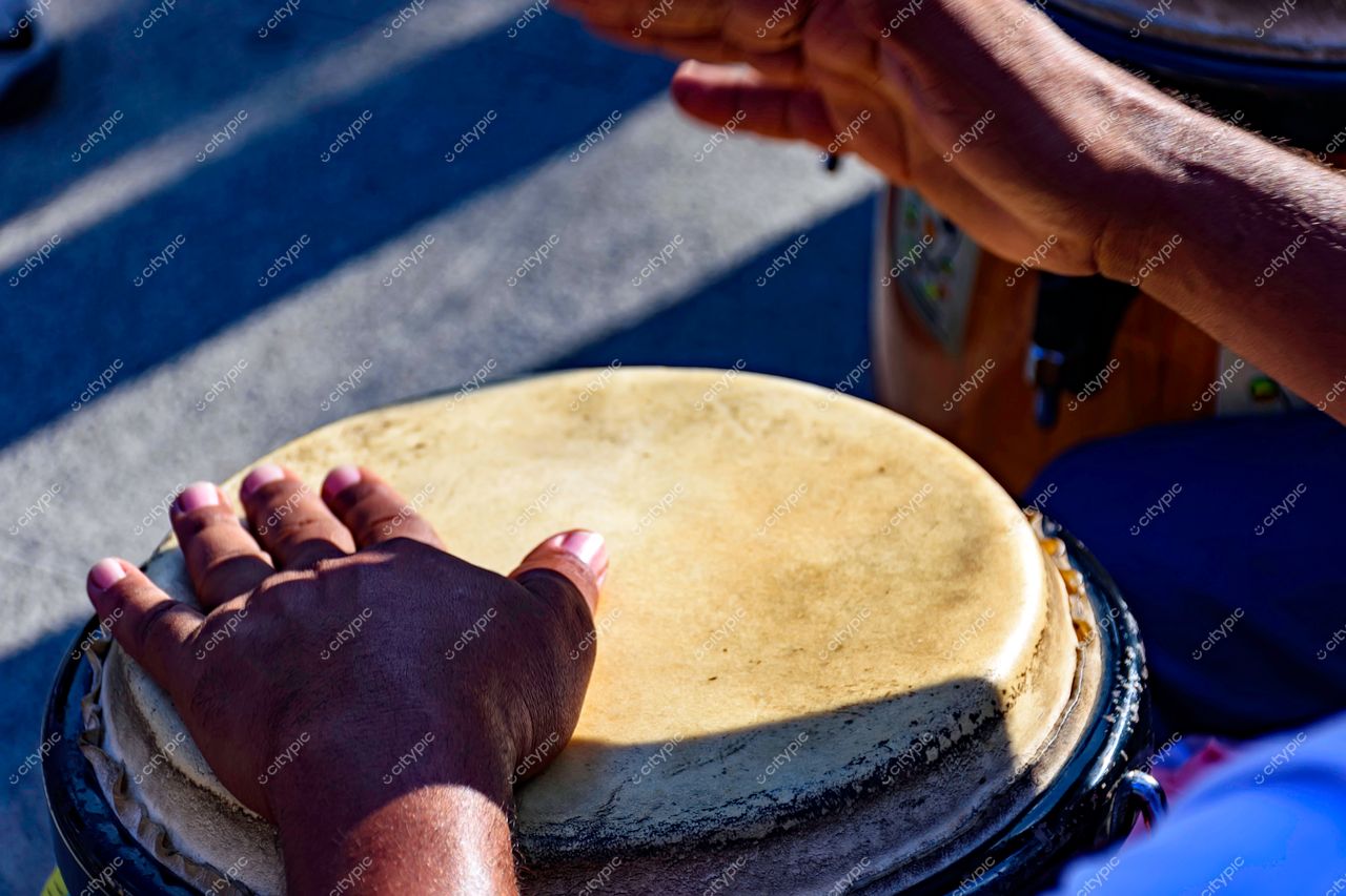 Congas em Ipanema: Ritmo e energia à beira-mar no Rio de Janeiro, Brasil