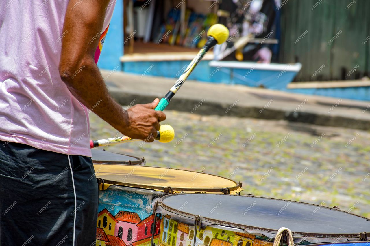 Pelourinho, Salvador, Bahia: Músico tocando tambores coloridos