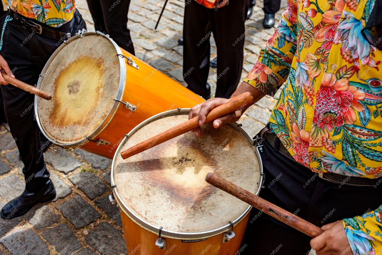Percussionistas em ação: vibrante apresentação musical em Belo Horizonte, Minas Gerais, Brasil