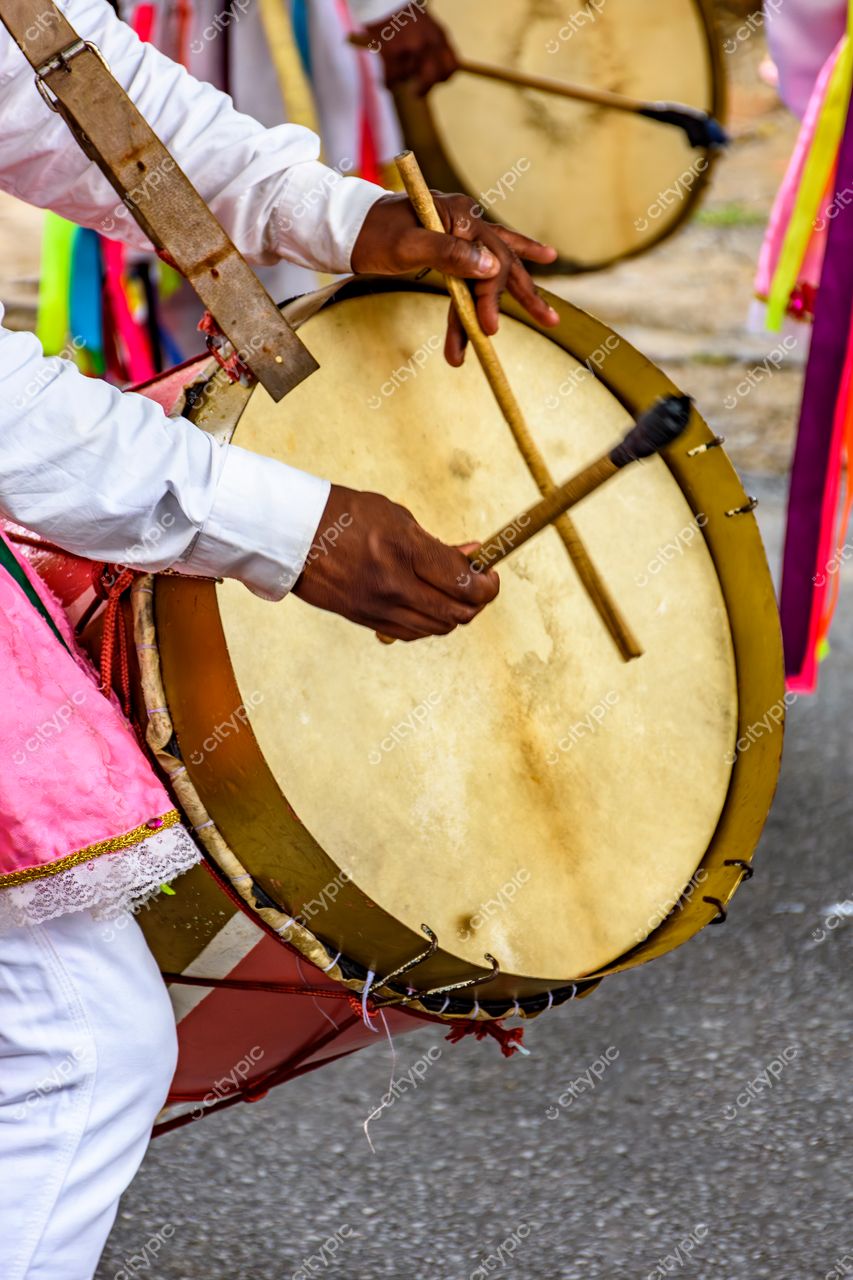 Belo Horizonte, Minas Gerais, Brasil: Percussionista em Destaque em Apresentação Musical Vibrante