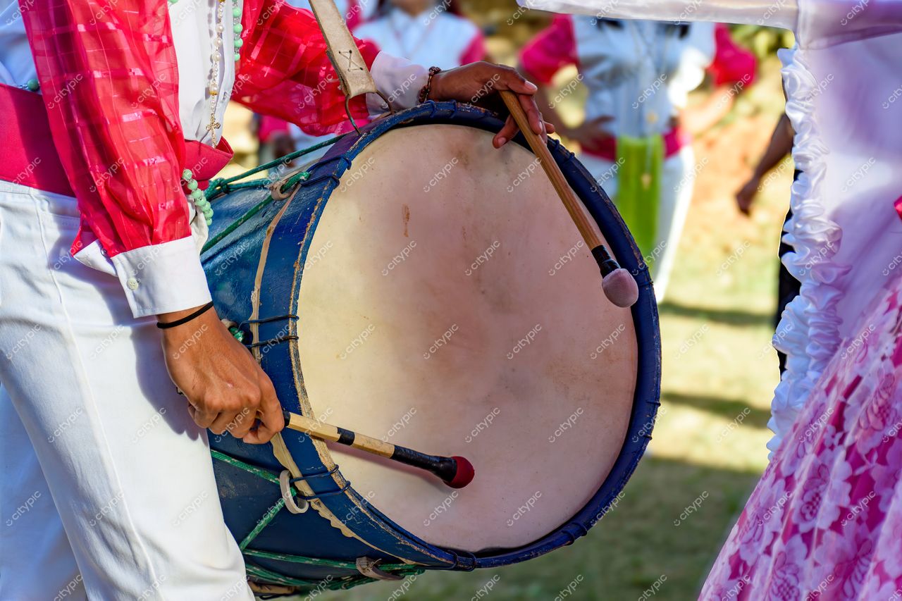Celebração Cultural em Belo Horizonte: Músico com Tambor Azul e Trajes Coloridos