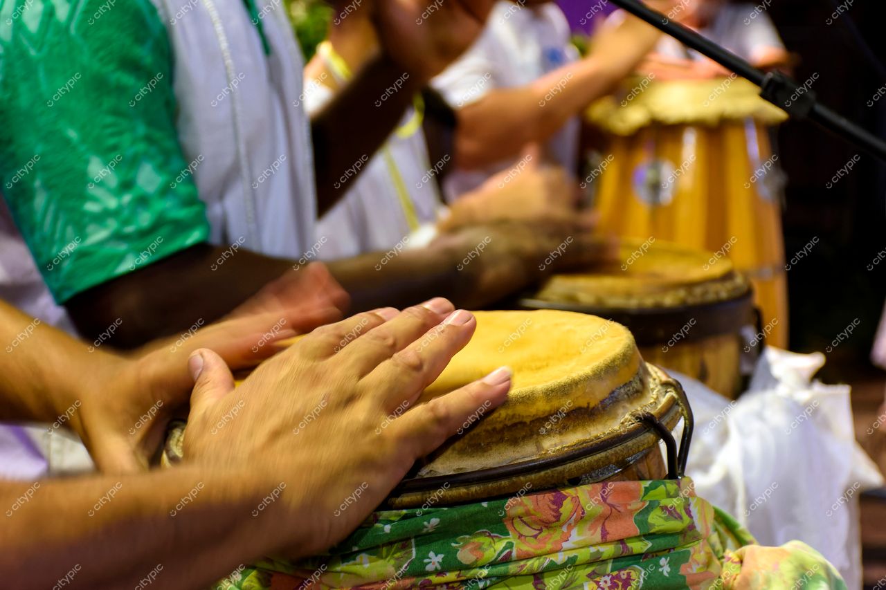 Belo Horizonte, Minas Gerais: Performance Musical Vibrante com Tambores Típicos e Cores Locais