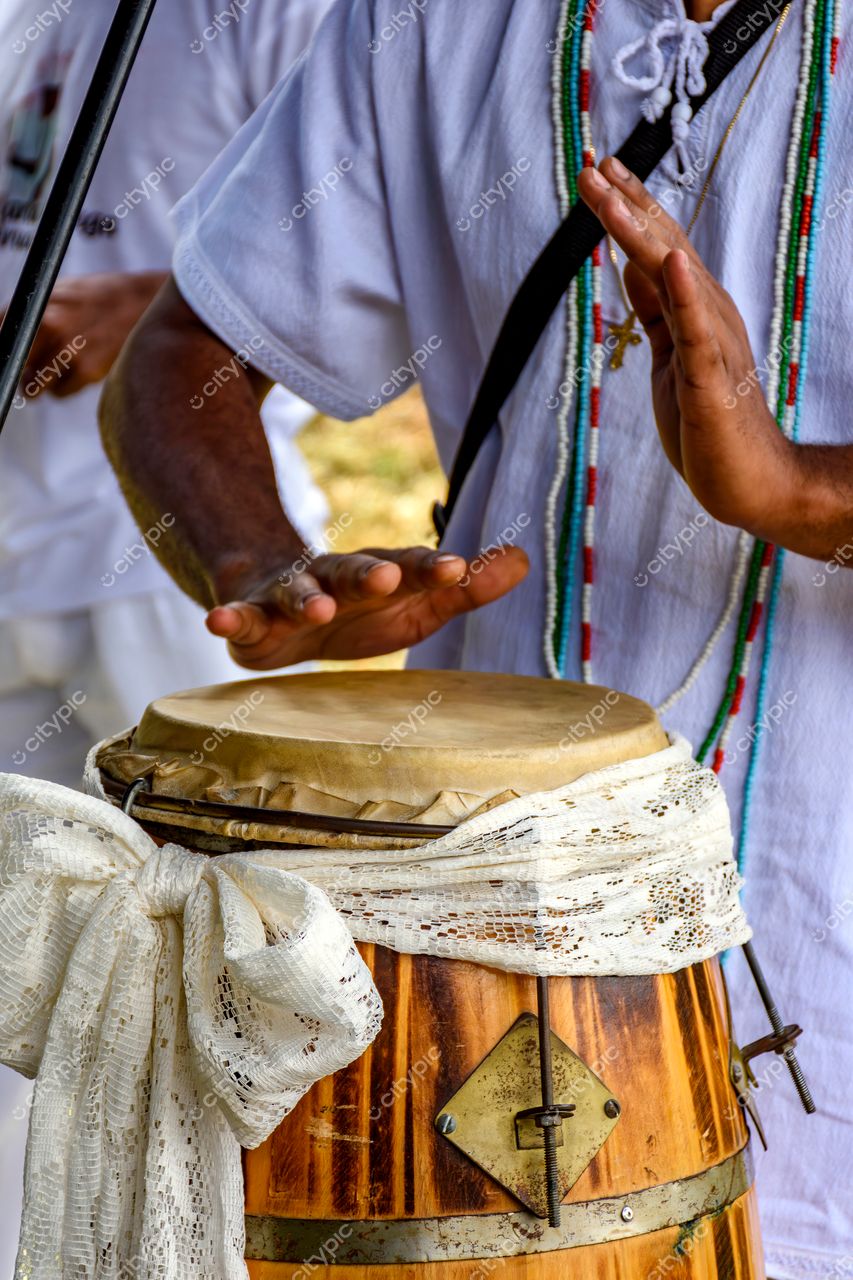 Belo Horizonte, Minas Gerais: Músico tocando tambor de madeira em celebração cultural