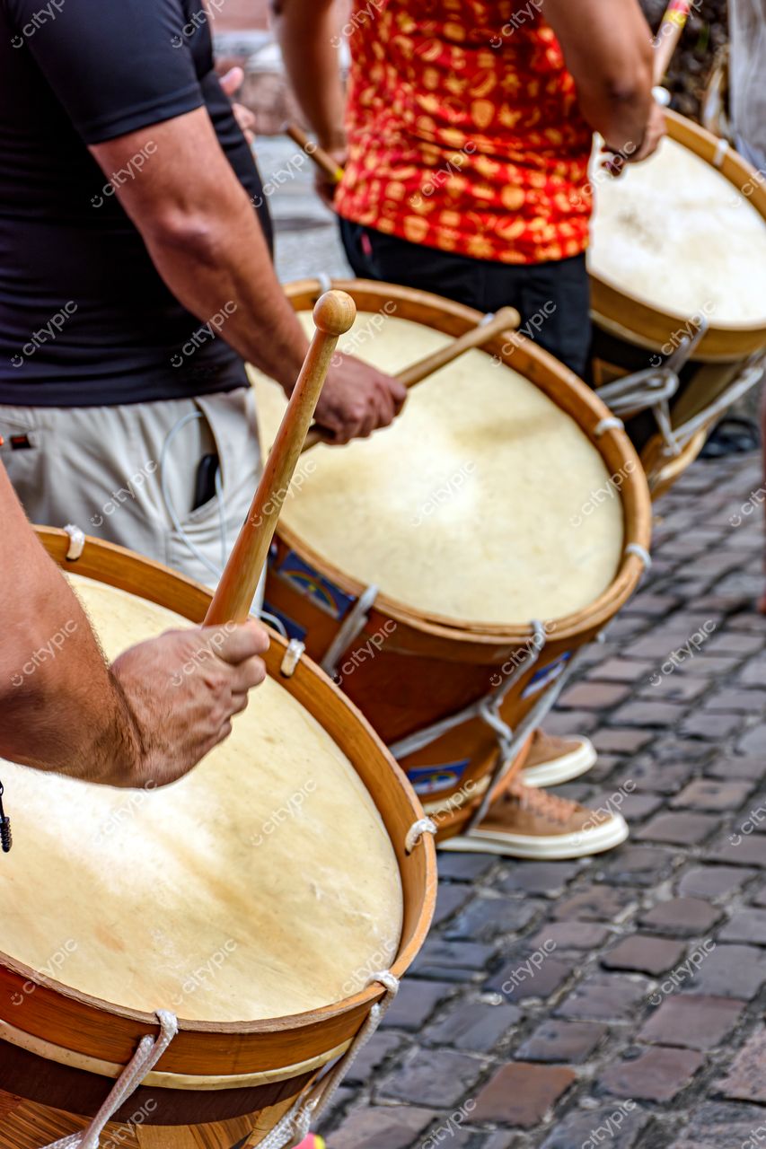 Tambores de Recife: A Celebração da Música na Cidade Vibrante de Pernambuco, Brasil