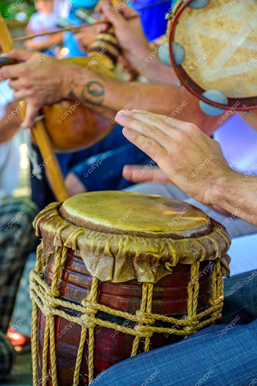 Apresentação Musical Vibrante em Belo Horizonte, Minas Gerais: Tambor em Destaque