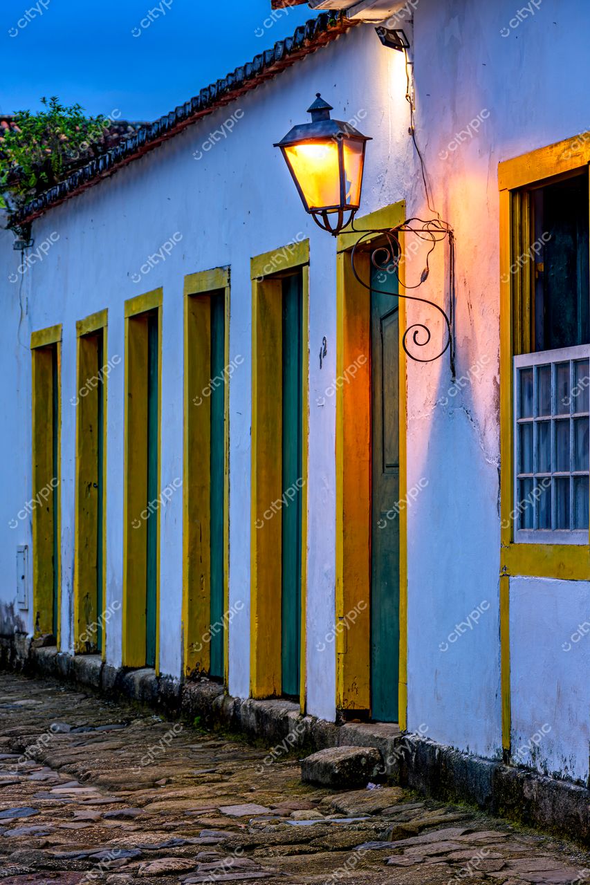 Paraty, Rio de Janeiro: Rua colonial iluminada pelo lampião ao entardecer