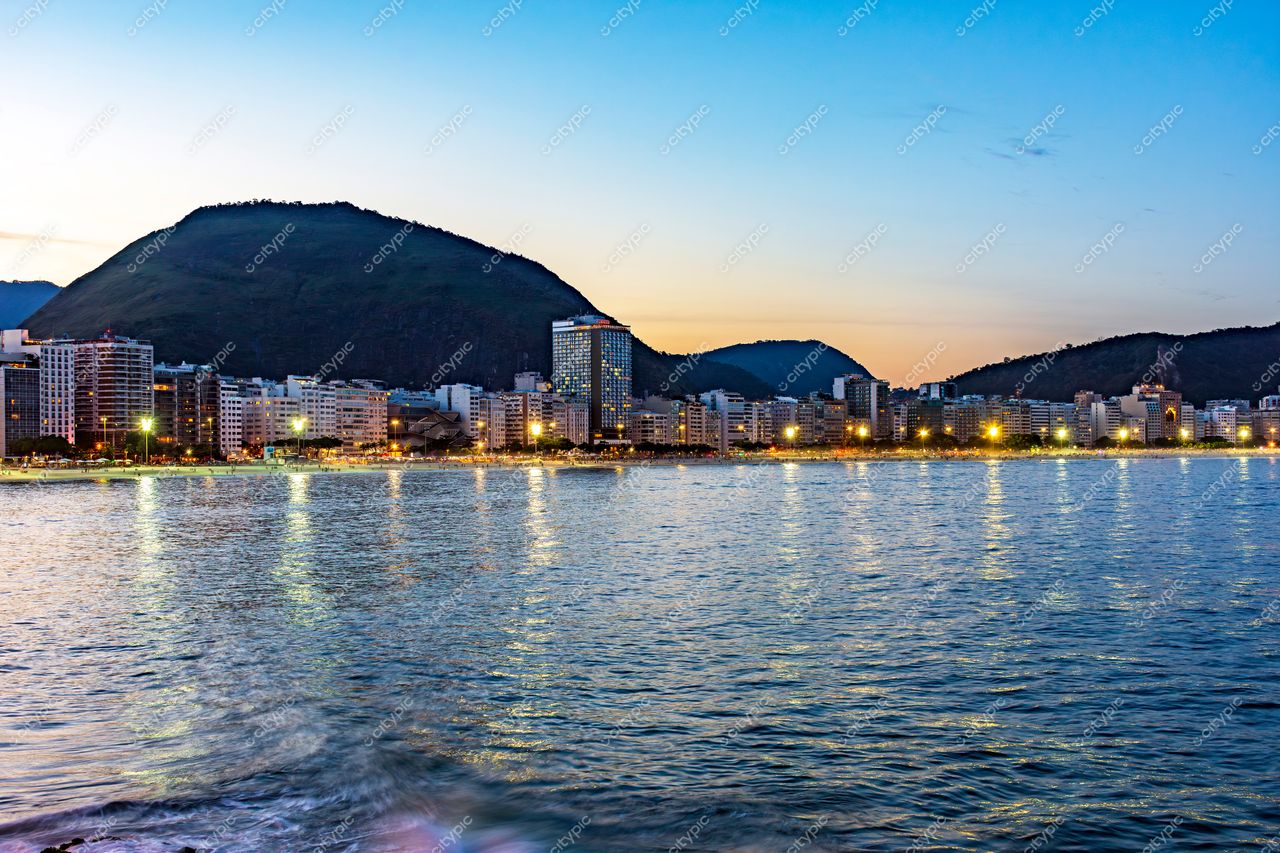 Pôr do sol em Copacabana: a beleza natural e arquitetônica do Rio de Janeiro