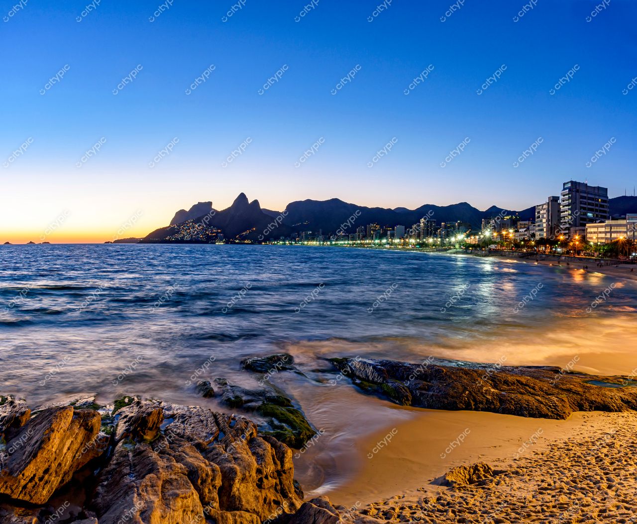 Pôr do sol deslumbrante na Praia de Ipanema, Rio de Janeiro: a harmonia entre natureza e urbanidade
