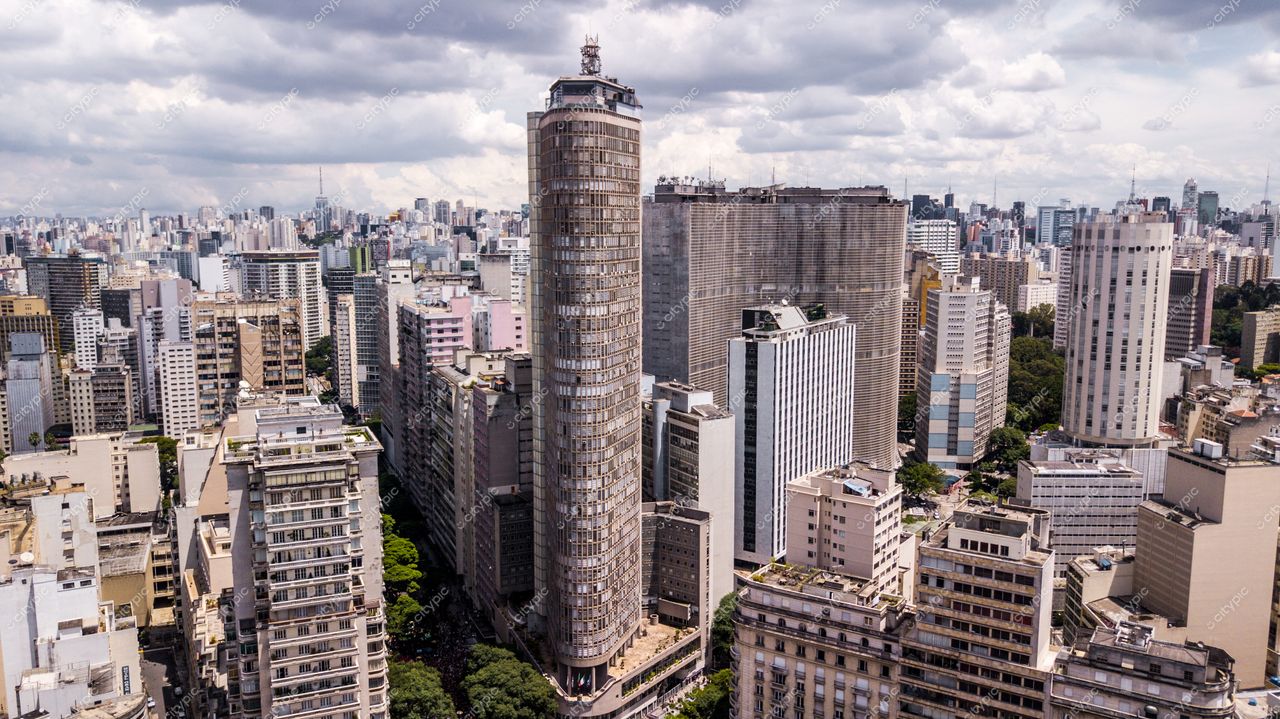 São Paulo, Brasil: Vista panorâmica da diversidade arquitetônica da metrópole, com destaque para prédio cilíndrico no centro