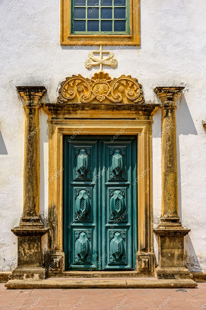 Porta Ornamentada em Edifício Histórico: Olinda, Pernambuco, Brasil