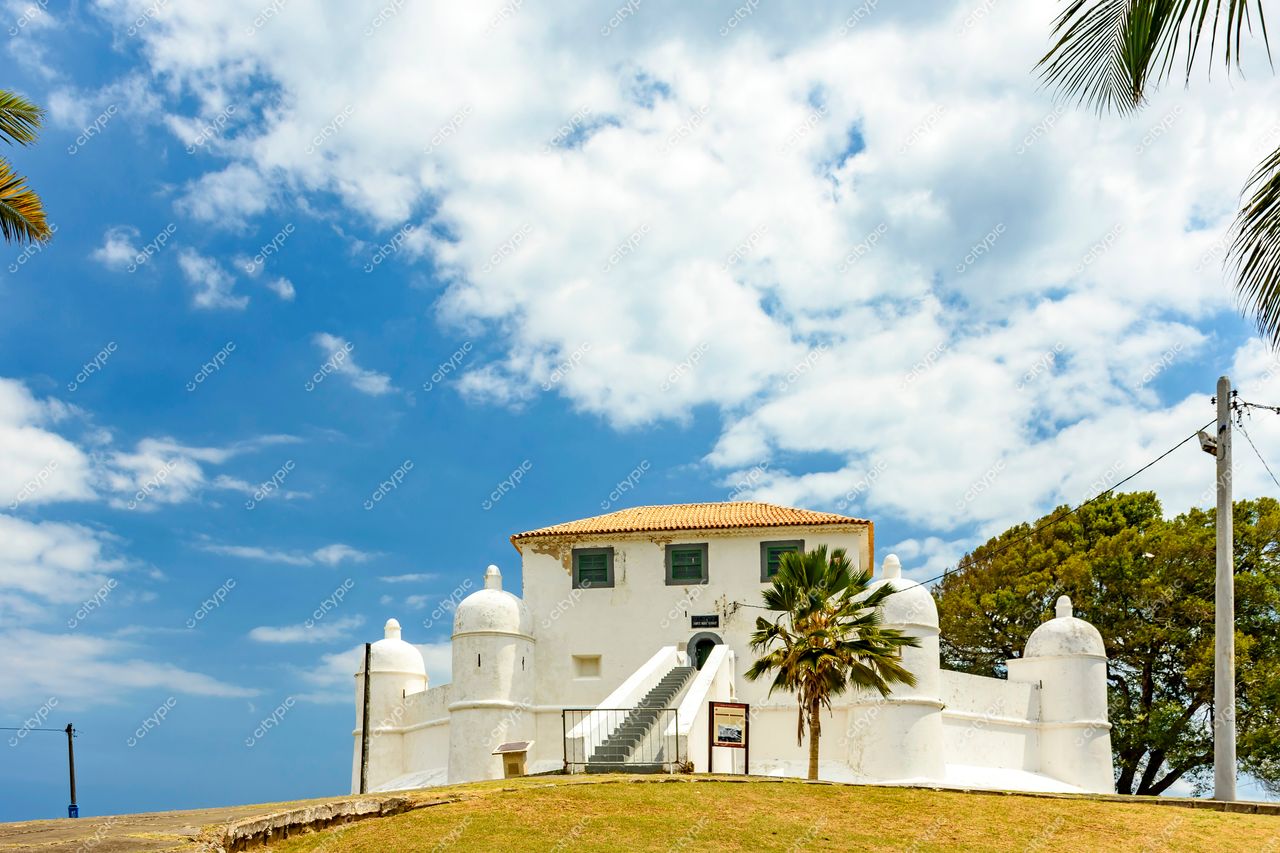 Edifício Histórico em Salvador: Arquitetura Colonial e Atmosfera Tropical