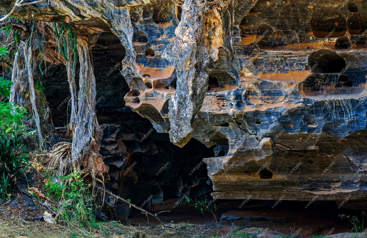 Lagoa Santa, Minas Gerais: Formação rochosa e vegetação exuberante em harmonia na paisagem natural